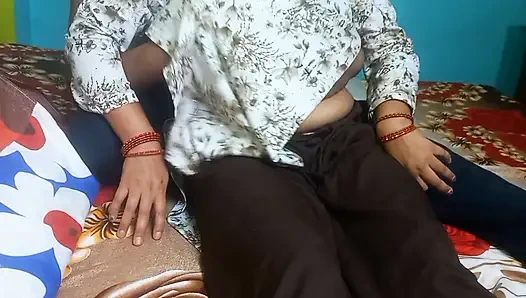 Sehr schönes indisches mädchen tobt ihren freund.