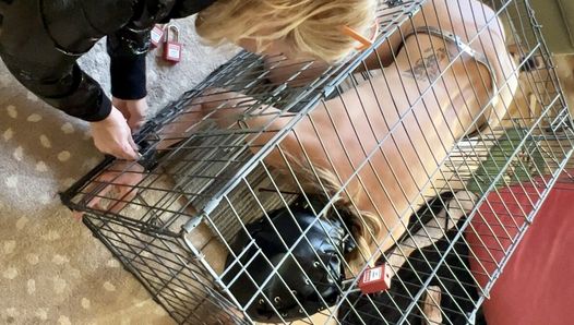 Enfermé dans une cage pour chien et une cage de chasteté, fisting femdom et pied plus des godes bien sûr