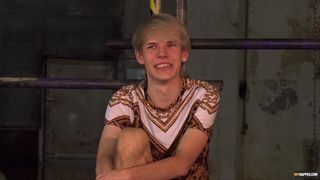 Twink Sky heet in de keel na bondage anaal spelen