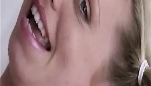 Cewek rambut pirang saling fingering dan jilat satu sama lain sampai orgasme