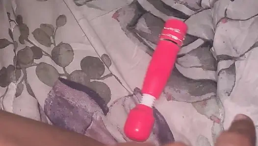 Tonton aku bermain dengan memek hitamku yang gemuk