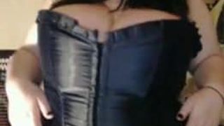 Ragazza tettona in corsetto (softcore)