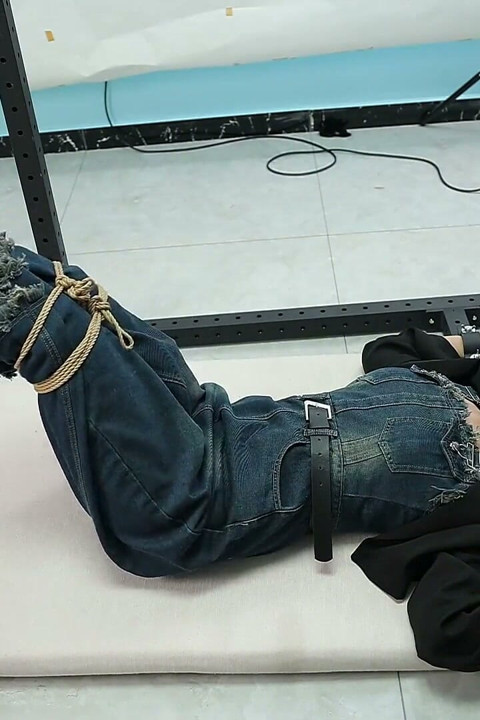 Minha namorada estava amarrada a uma estrutura de ferro, com os pés descalços suspensos e fazendo cócegas
