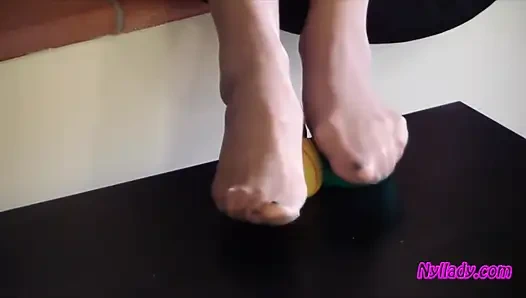 Nyllady lastik sıkıyor hortumlu ayaklarına masaj yapıyor