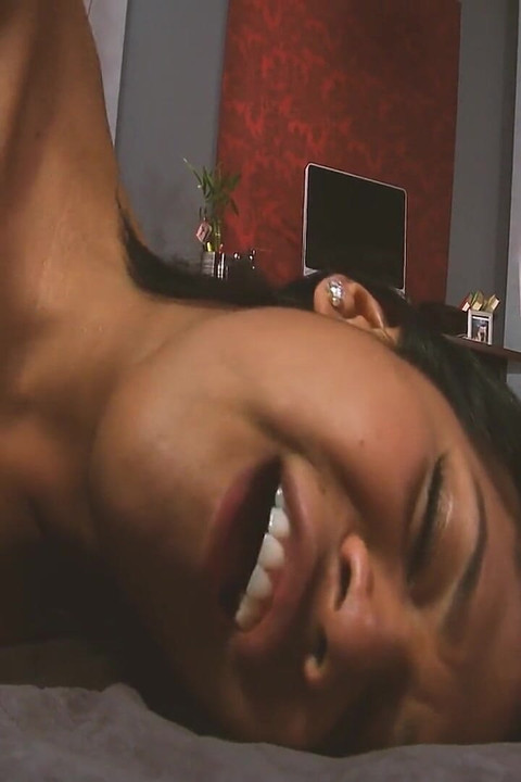 จับได้ว่าสาวละตินผมสีน้ําตาลแดง 2_hot ในชุดชั้นในสนุกกับการโดนยิงน้ําเงี่ยนให้ทั่วเธอ