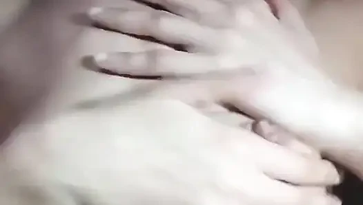 Gadis india lagi asik fingering memek beceknya sambil pamer toket aduhainya