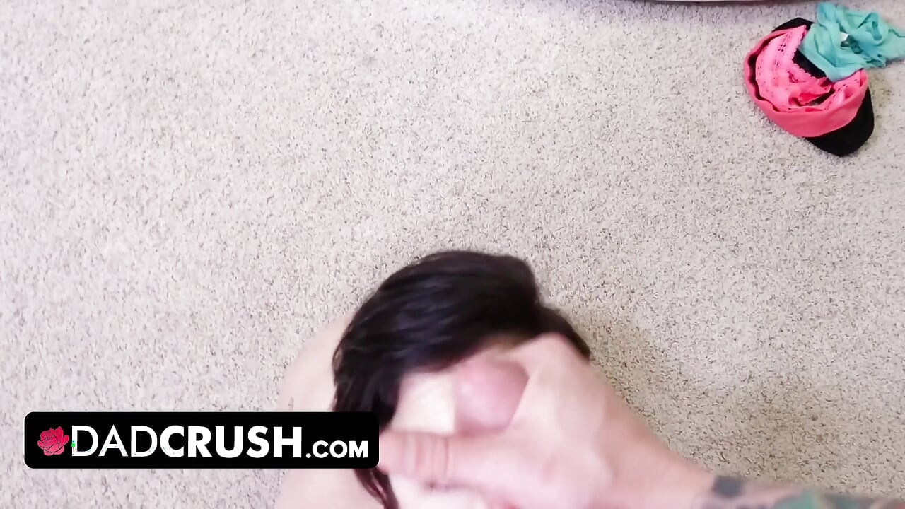 Dadcrush - mauvais numéro ! Une belle-fille excitée envoie son beau-père baiser par erreur et le fait jouir