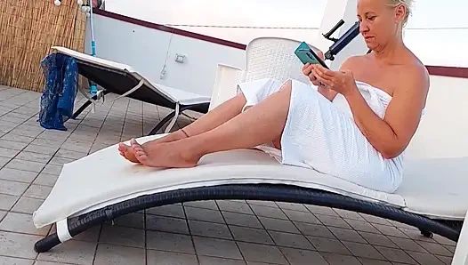 Amateur Blonde Reife Ehefrau Genießt Es Draußen