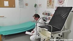 Dojrzały fetysz ginekolog - zboczony ginekolog nagrywa swoją dojrzałą pacjentkę przed kamerą