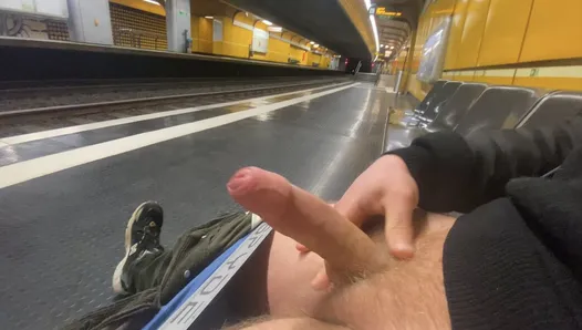 Rápidamente masturbado en público en la estación de tren pt. 2 - edición del metro