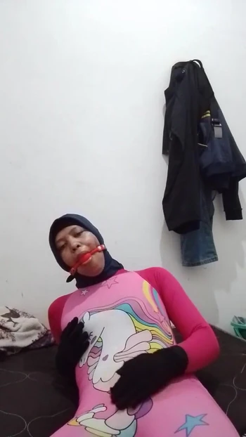 来自“穿着粉色泳衣的高潮”的迷人时刻