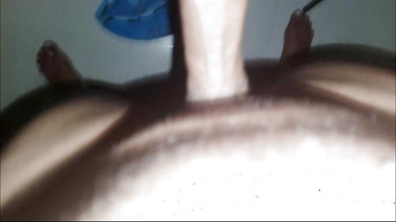 Me follé a mi hermanastra en el baño sosteniendo su pelo - áspero pelo tabú al estilo perrito