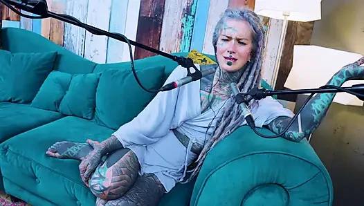 U hakkında konuşuyorum - rahatsız - asmr podcast sfw konuşuyor gotik sıska kız dreadlocks dövmeli model dövmeli kız