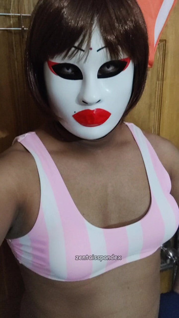 性感的变性人CD女郎健身房健身锻炼