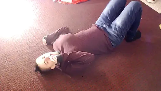 Menyemprotkan bersin di punggung