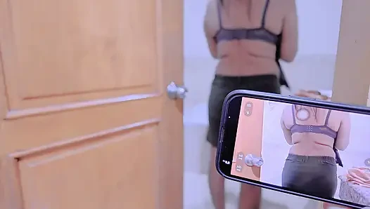 İşveren tarafından tuzağa düşürülen hizmetçi tuvalette kıyafetlerini değiştirirken videoya kaydedildi