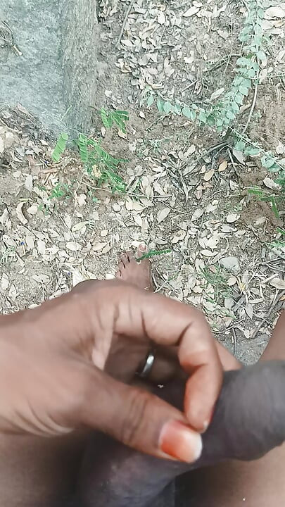 Batang lalaki sa baryo ng Tamil na nag-flash ng kagubatan sa mga matatandang babae