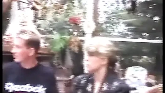 Cewek jerman dientot gaya doggy sambil dientot sama dua kontol