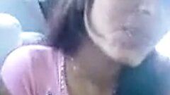 Desi Payal Sharma grote borsten Bachi pik zuigen pijpbeurt in de auto