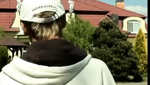 Sarışın amcığını yalatıyor ve sonra sikiliyor