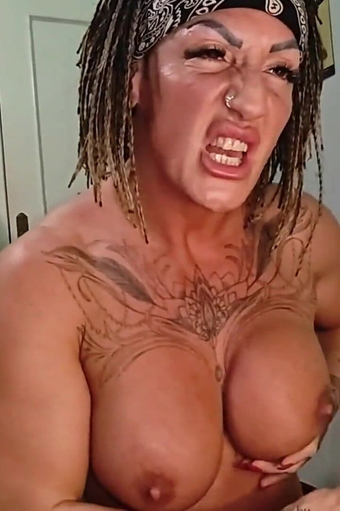 Dominatrix Danaxmuscles สั่งให้พวกเขาน้ําแตกในรองเท้าบูทของเธอ!