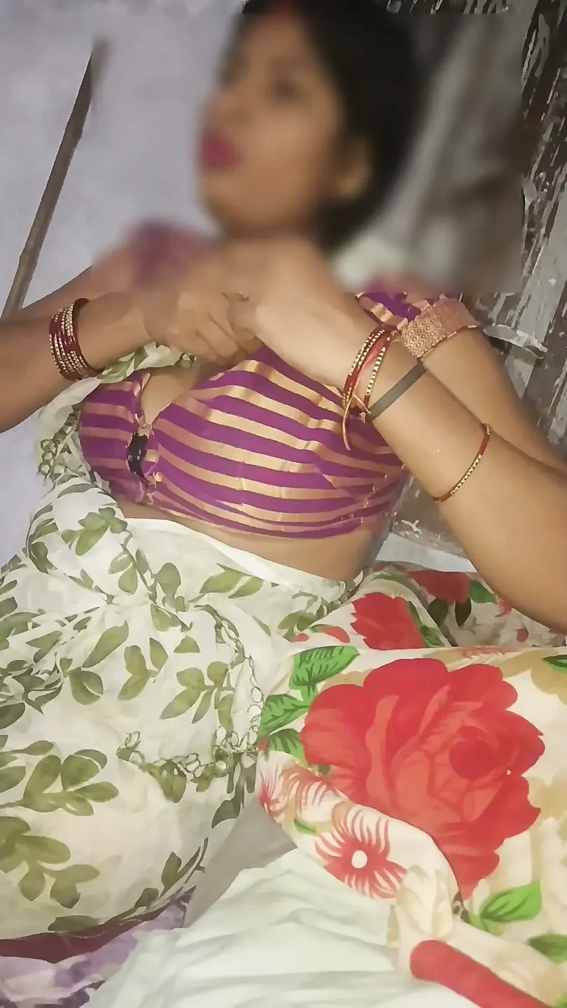 Water came out of the maid's land, the owner sucked the land, sucked it, and did a Hindi audio.