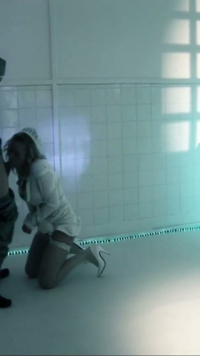 Busty blondie in a straightjacket has hot threesome with two doctors | 클립 3