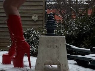 Giày cao gót màu đỏ rất cao trong tuyết cưỡi hình kim tự tháp có gân lớn