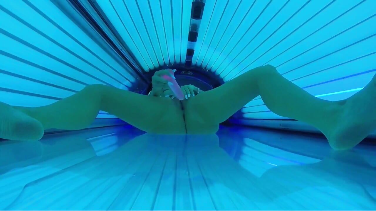 サンベッドの上を覗き見してる!