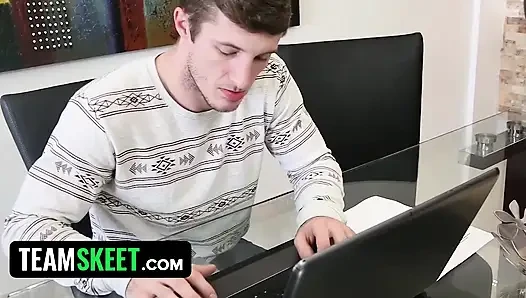Glückspilz knallt den kleinen babysitter Alex Little mit seinem riesigen schwanz zum masturbieren während der arbeit