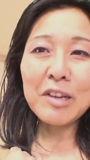 لحظة أيقونية من "يابانية ناضجة في أول تجربة خاصة لها"