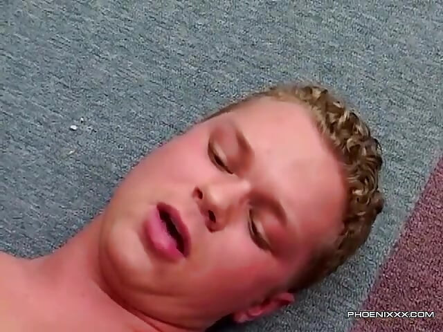 Obješeni vojni momci puše i jebu se