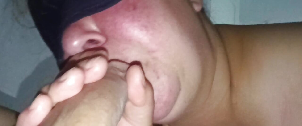 Fru suger en stor kuk innan hon blir knullad