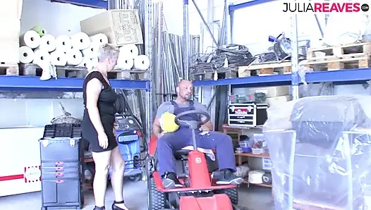 Пухлая сучка сосет огромный член, затем трахается после мастурбации