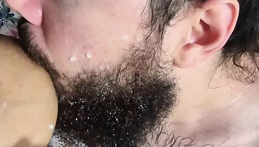 Молоко из моей груди в бороде соседа