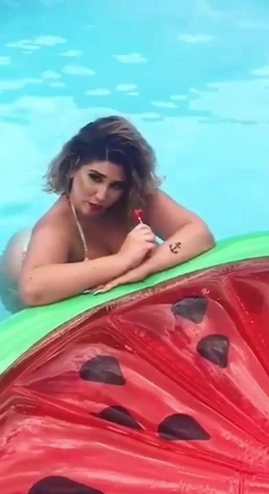 पूल में हॉट फोटोशूट