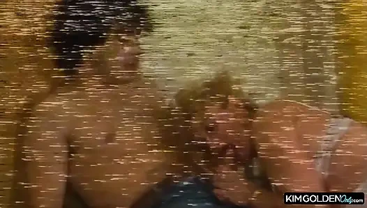 Blonde Schoenheit in leidenschaftlichem Doggy