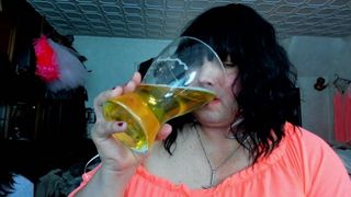 Stoute pissende mietje slet 666amberrayne666 dronken 750 ml ns