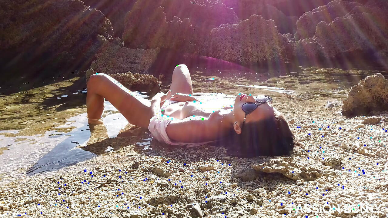 Linda esposa digitación en playa mar