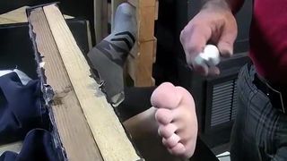 Dos chicos homosexuales se ponen hory mientras juegan con los pies