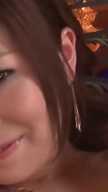 Zapanjujući trenutak iz filma "Japanska kurva obožava mokri orgazam"