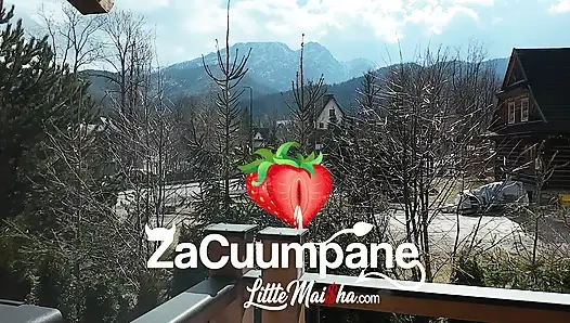 Yayla kıyafeti giymiş küçük ve sıkı bir yarraklı kız bir müşterinin yarağı tarafından sert sikiliyor.