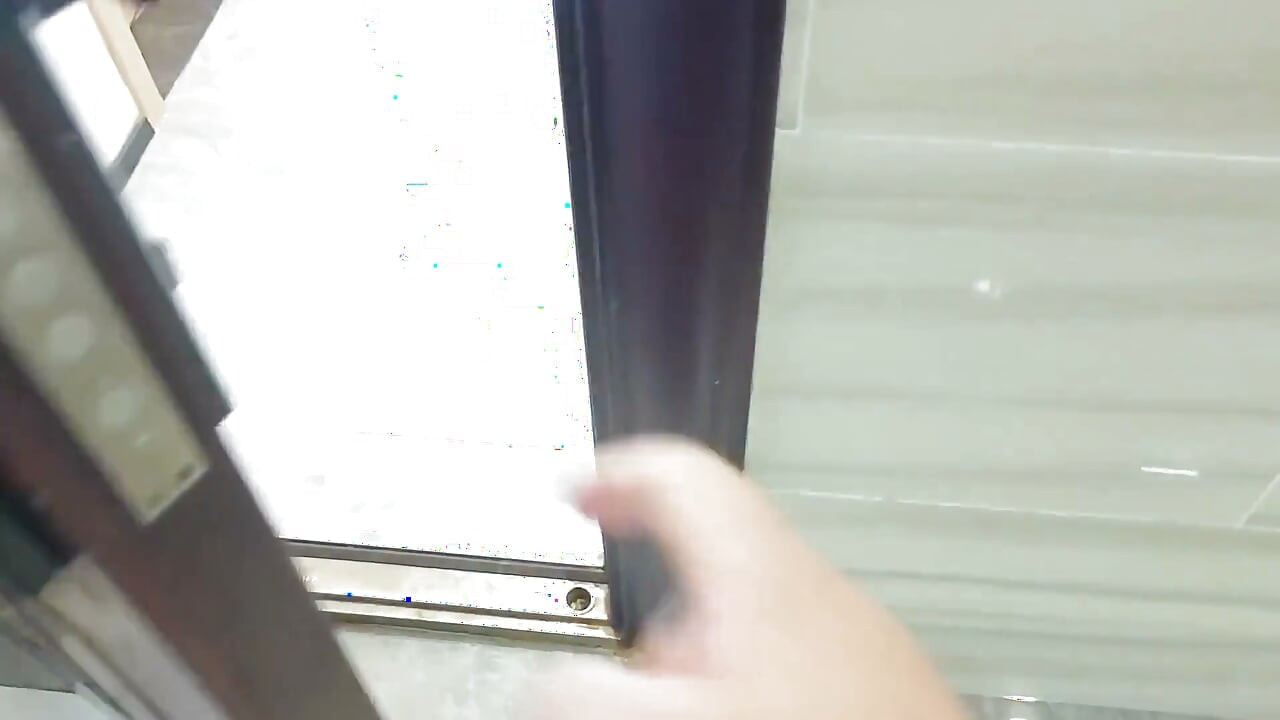 맨발로 여자친구가 크로스바에 매달려 맨발로 놀고 있었어요