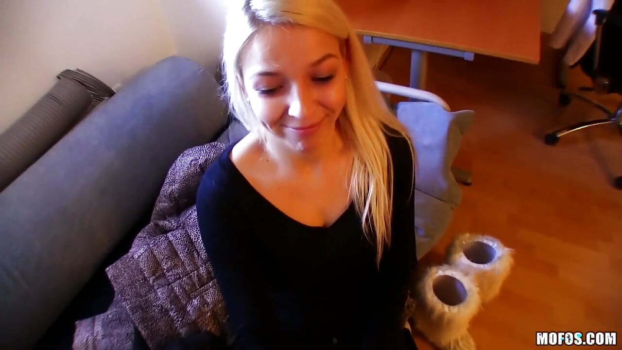Public Pickups - joven rubia Karol Lilien es persuadida por facturas verdes para una mamada en la ducha y paja en primer plano con Martin