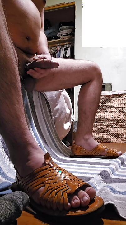 dok nosi huaraches sandale