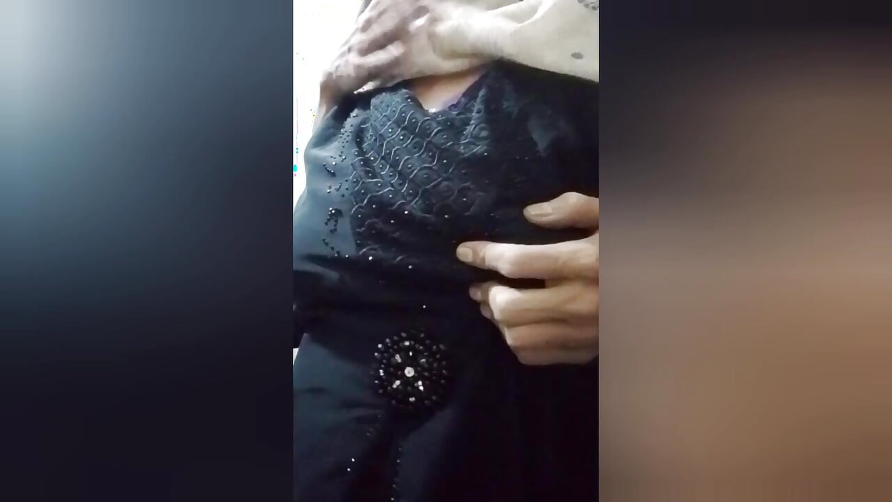 Soția vecinilor desi se fute pe furiș pe scări