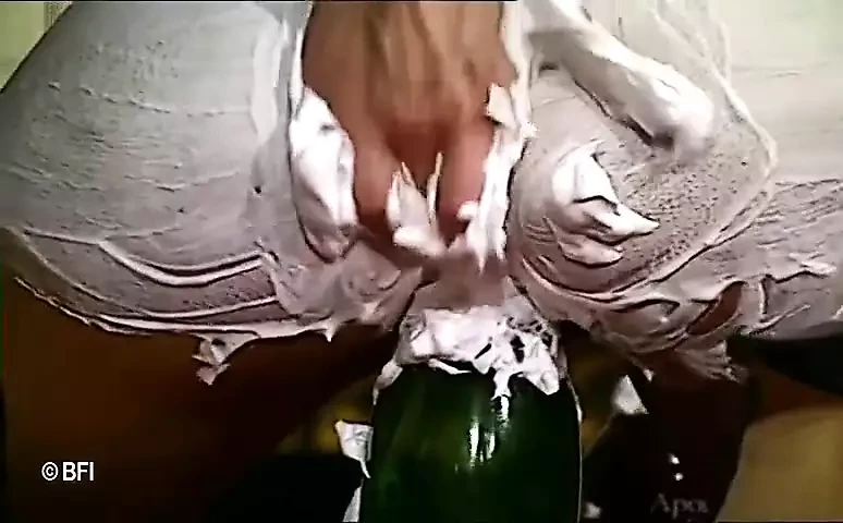 Mast milf(chodne layak mammi) apni kore vali krim vali choot men shainpain ki botal hilati hai