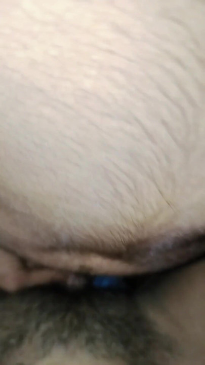 Ik hoefde alleen op haar kont klaar te komen! Zuid-Aziatische babe pakte mijn pik en hielp me mijn sperma op haar kont los te laten. | Clip 2