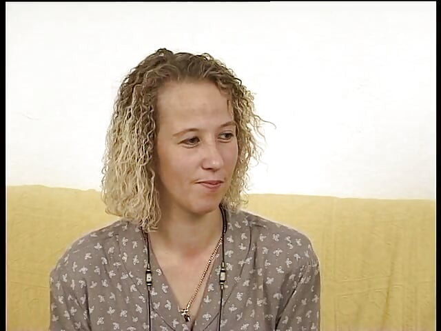 Spex blondine met kleine tieten die poesje verleidt met een dildo
