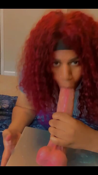 Sugând o jucărie albă mare